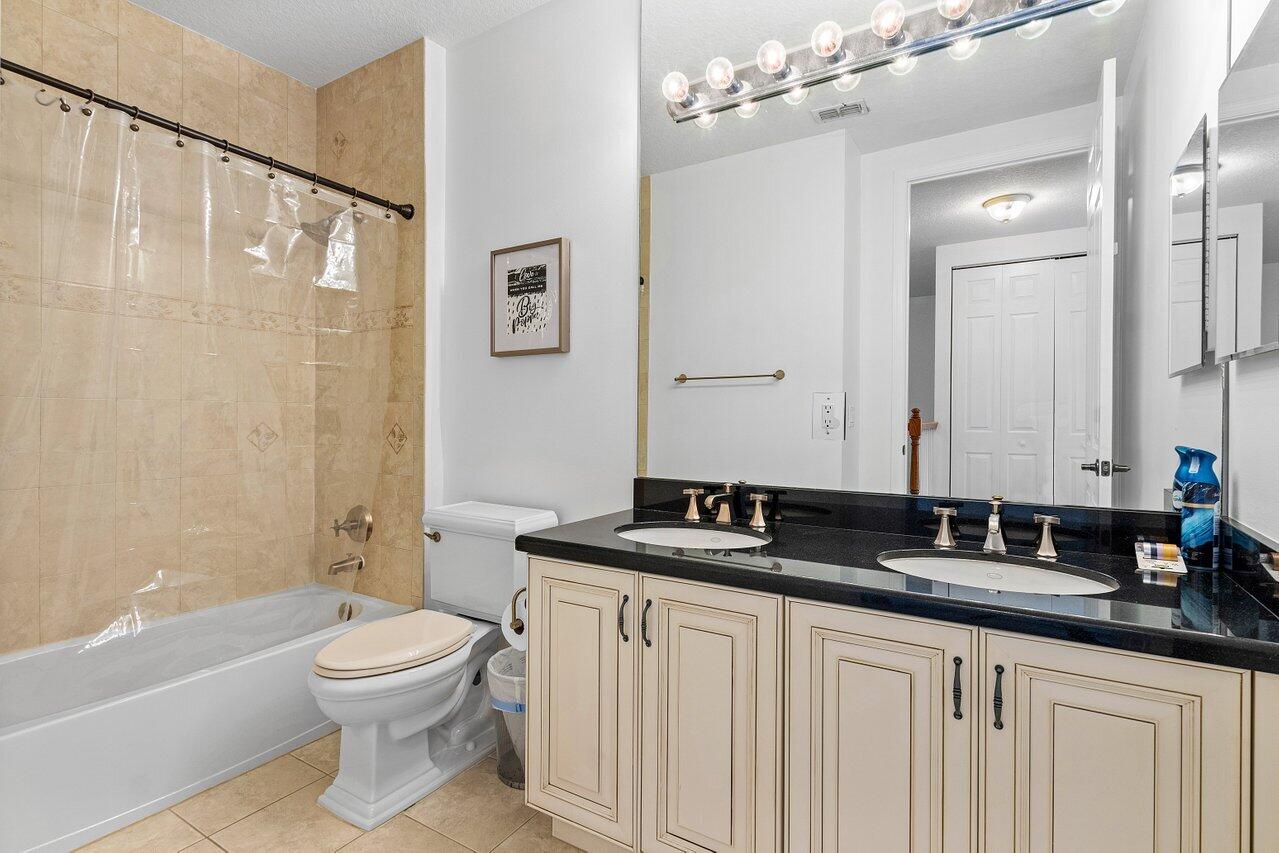 172 W Astor Circle