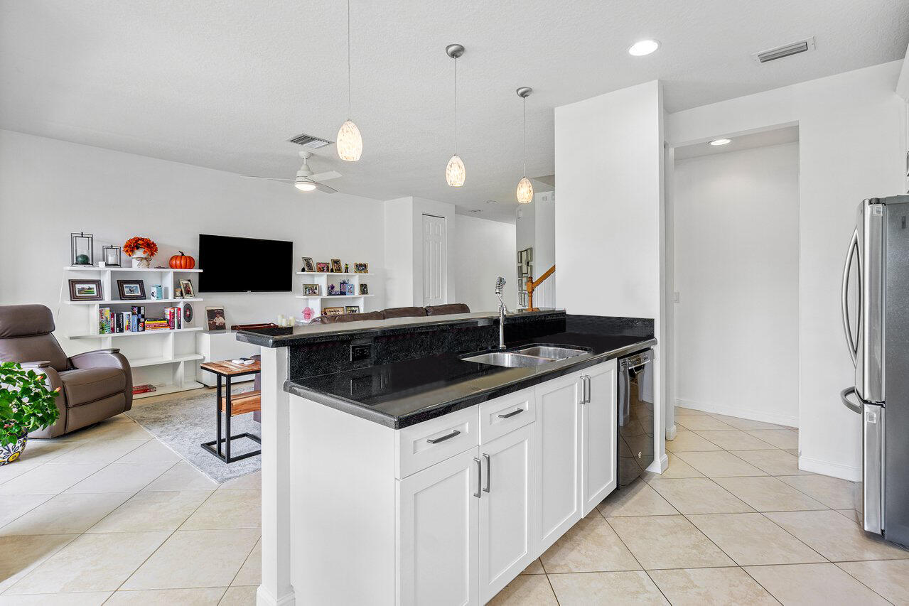 172 W Astor Circle