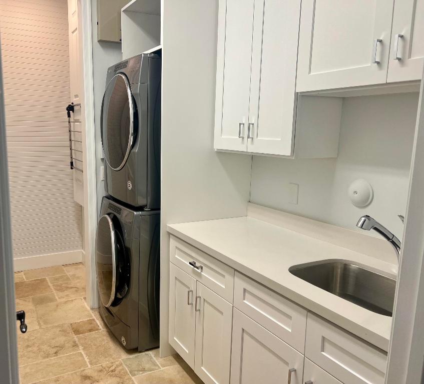 12211 Rockledge Circle