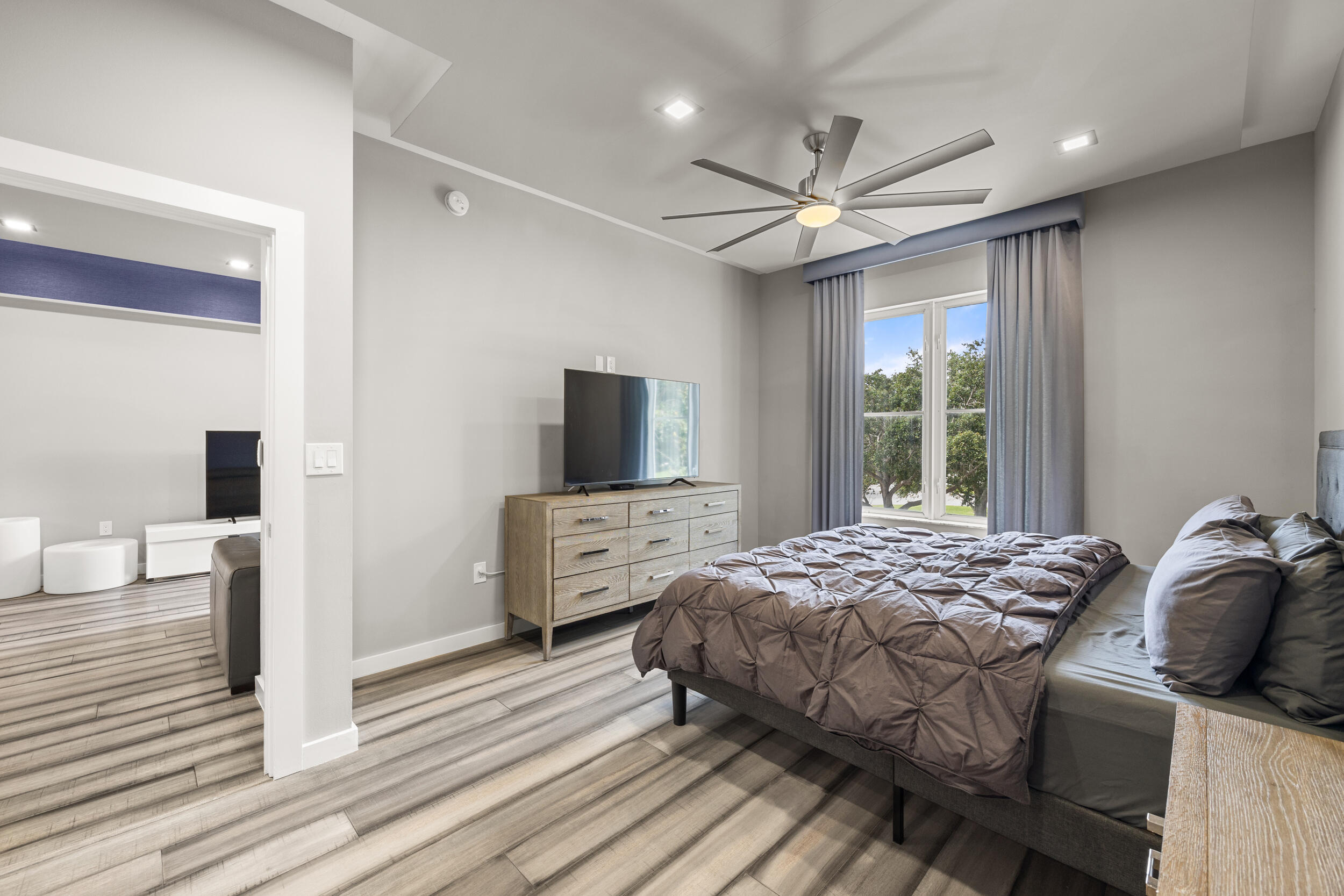 1155 Main 202 Street 202