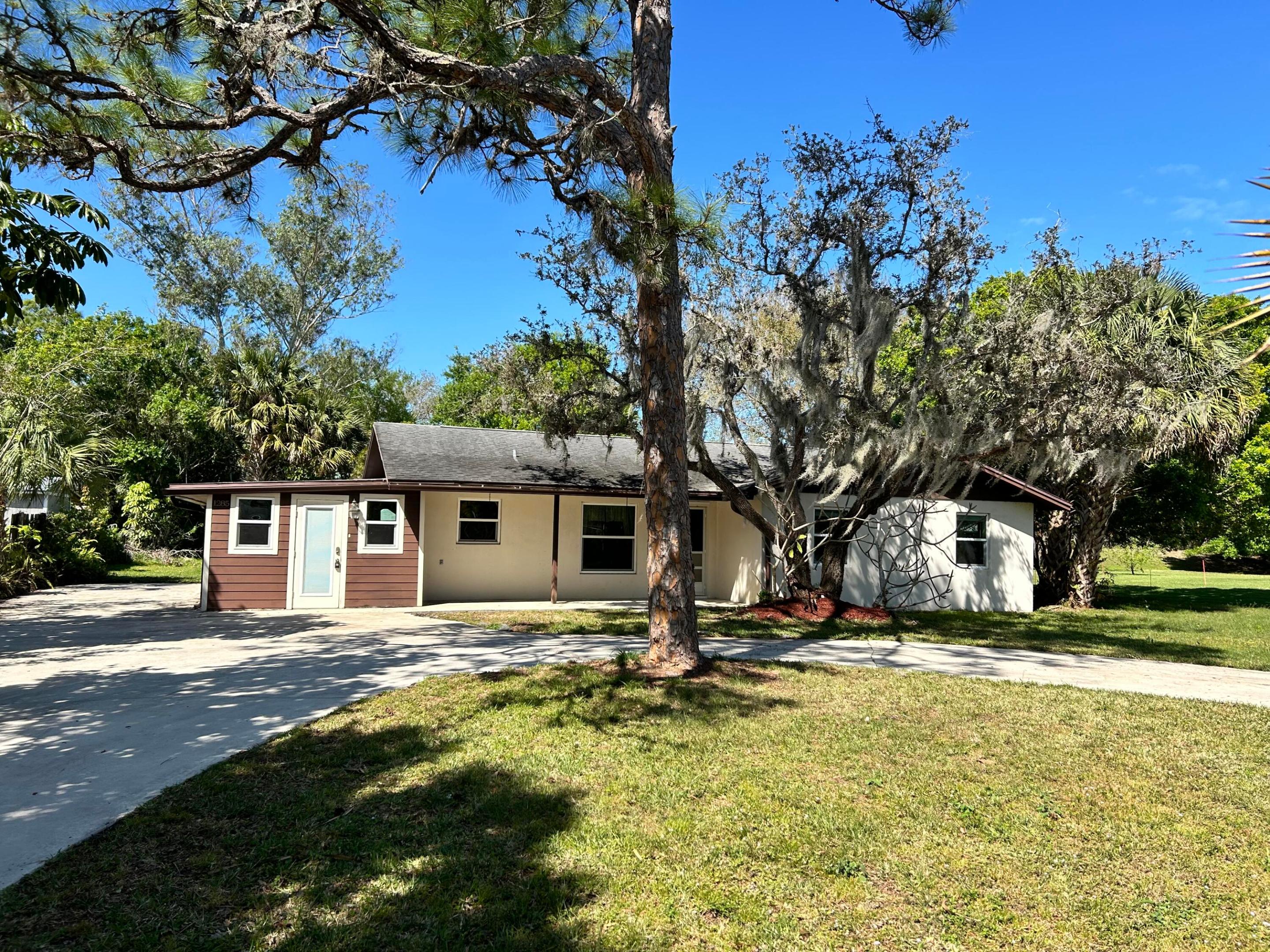 1285 SW Alligator Street