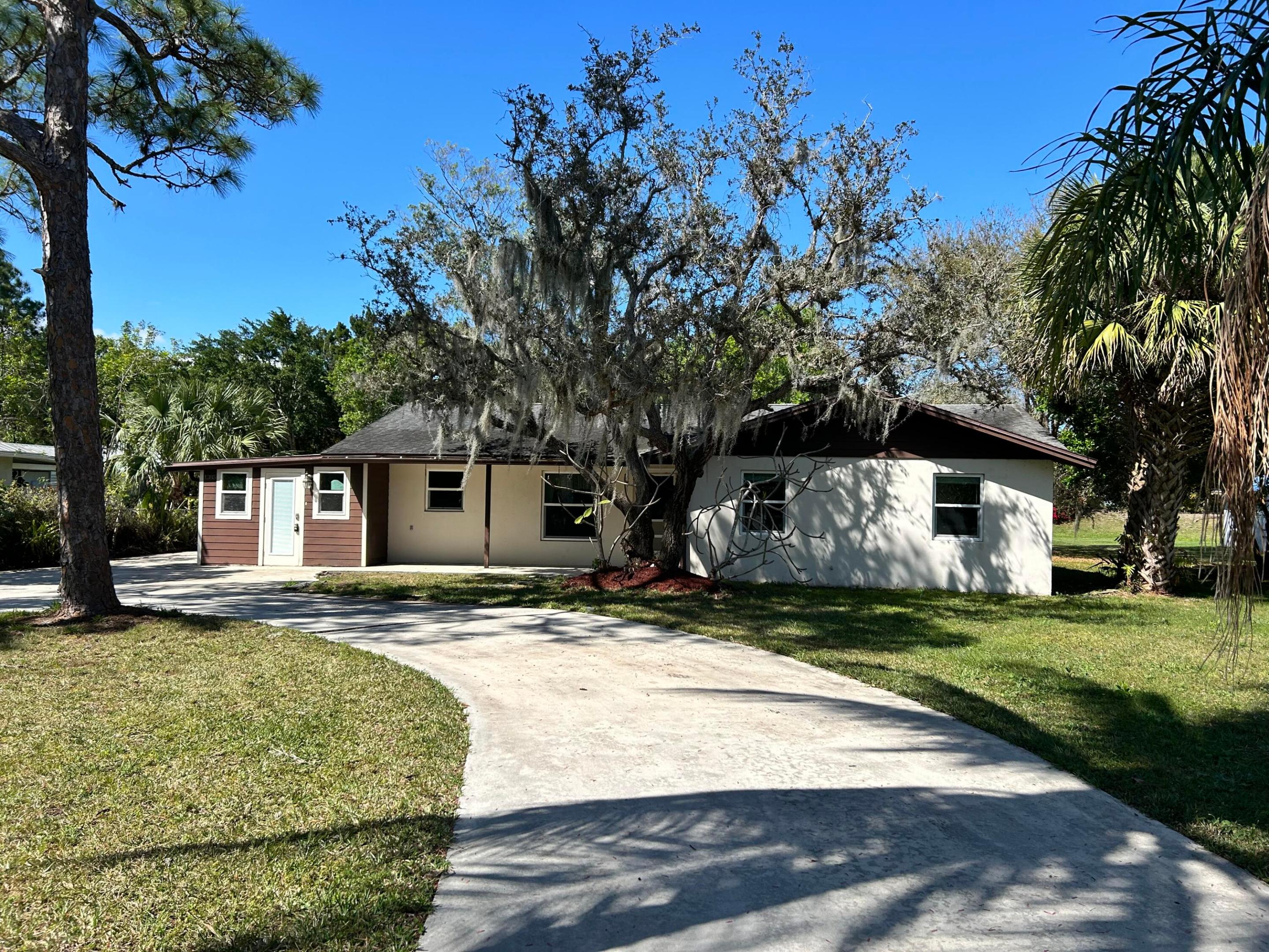 1285 SW Alligator Street