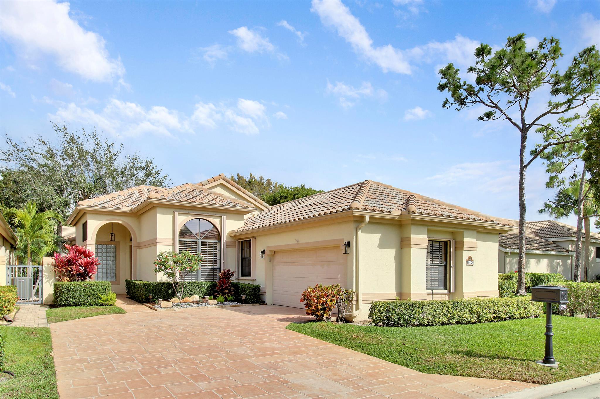 10199 Lexington Circle N