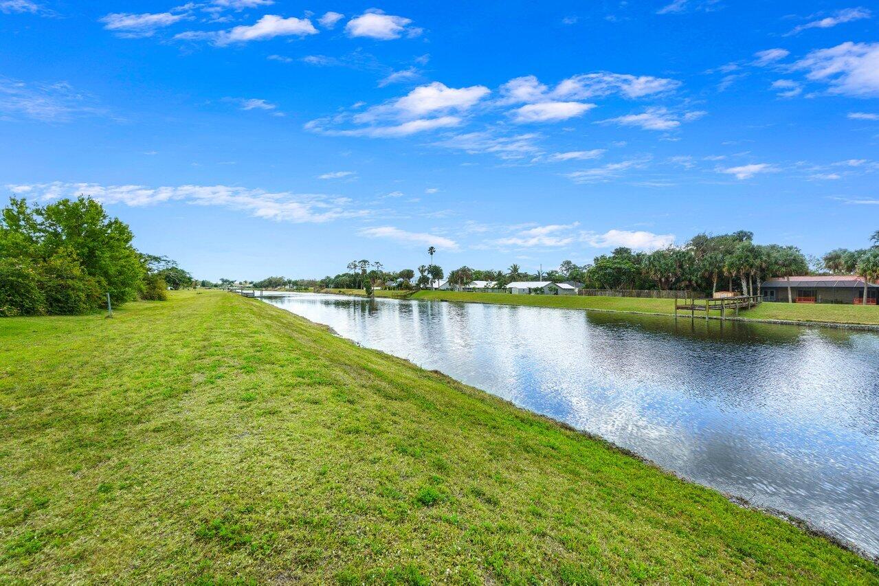 1752 SW Lexington Drive