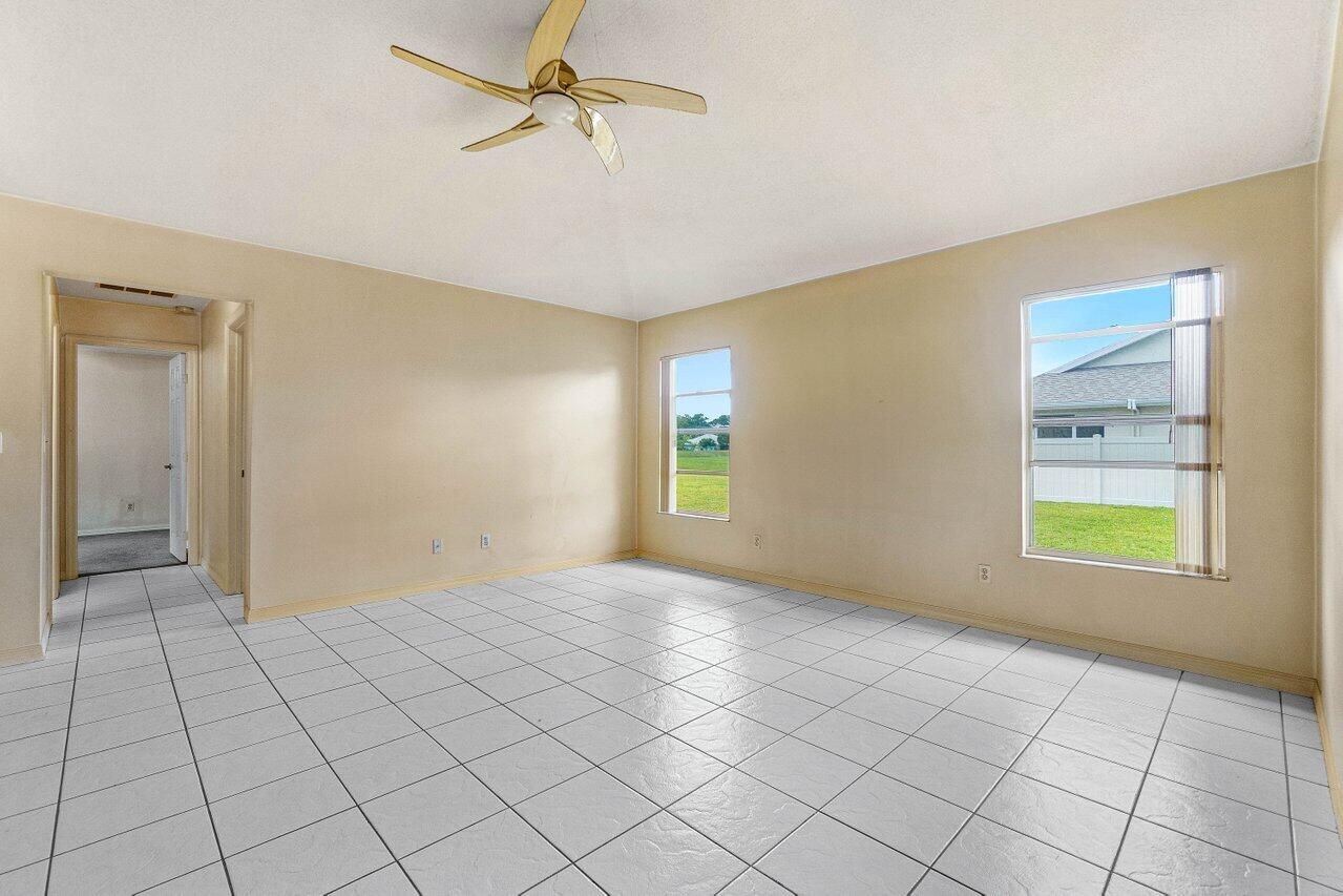 1752 SW Lexington Drive