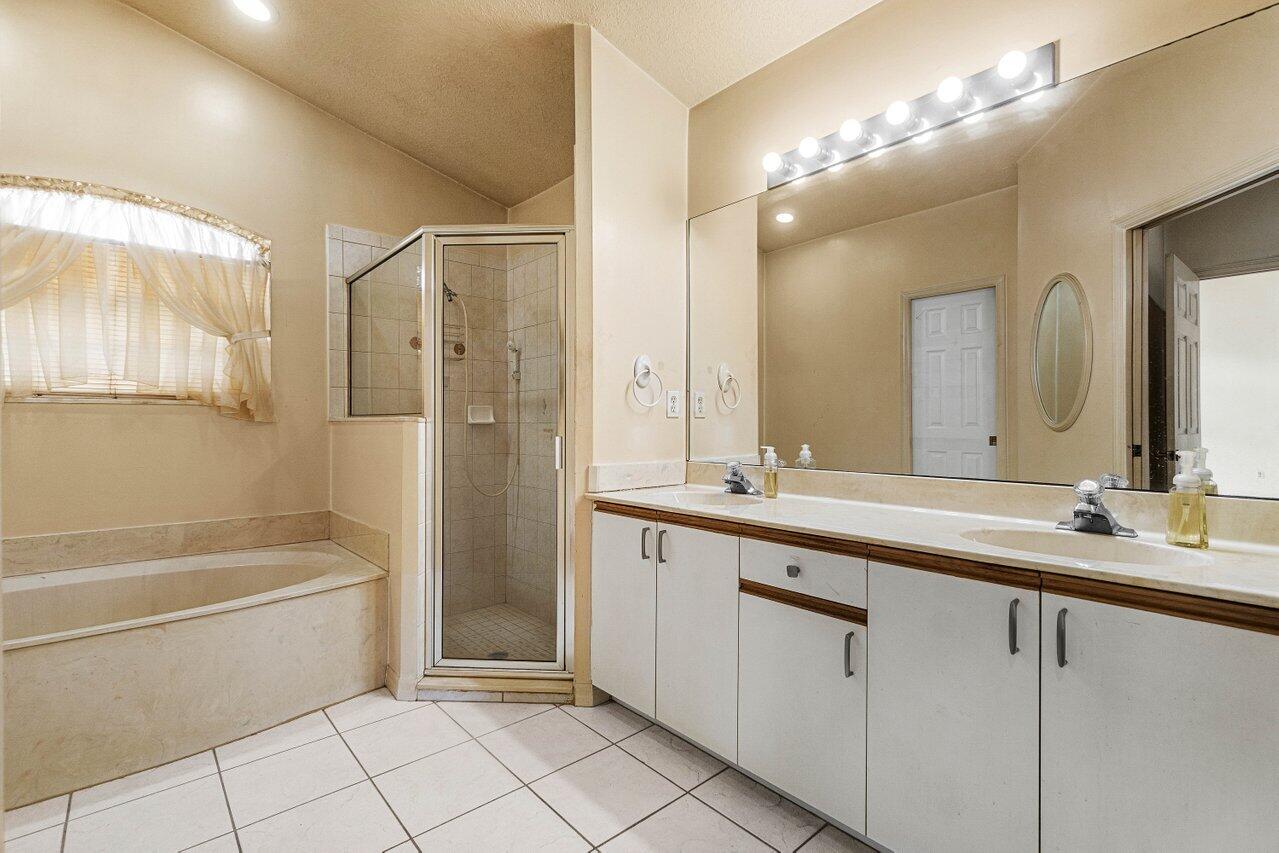 1752 SW Lexington Drive