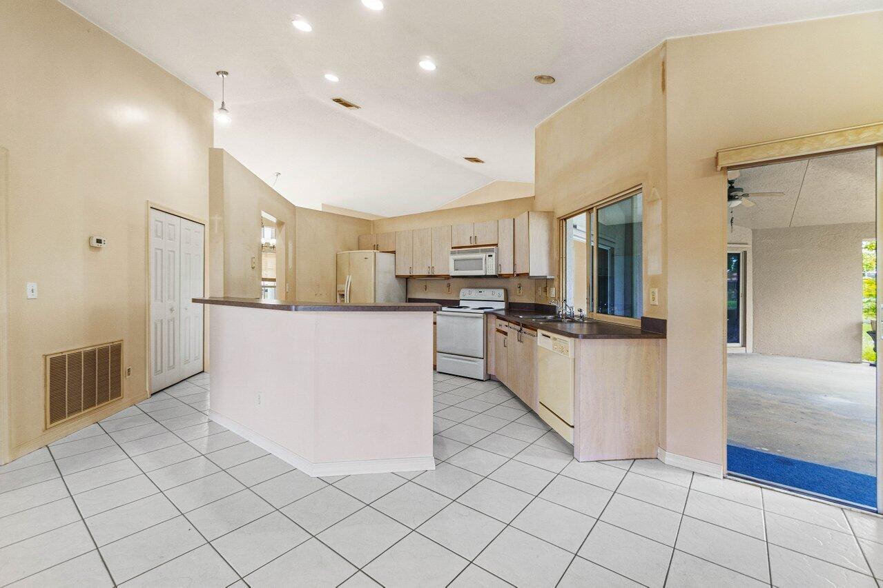 1752 SW Lexington Drive