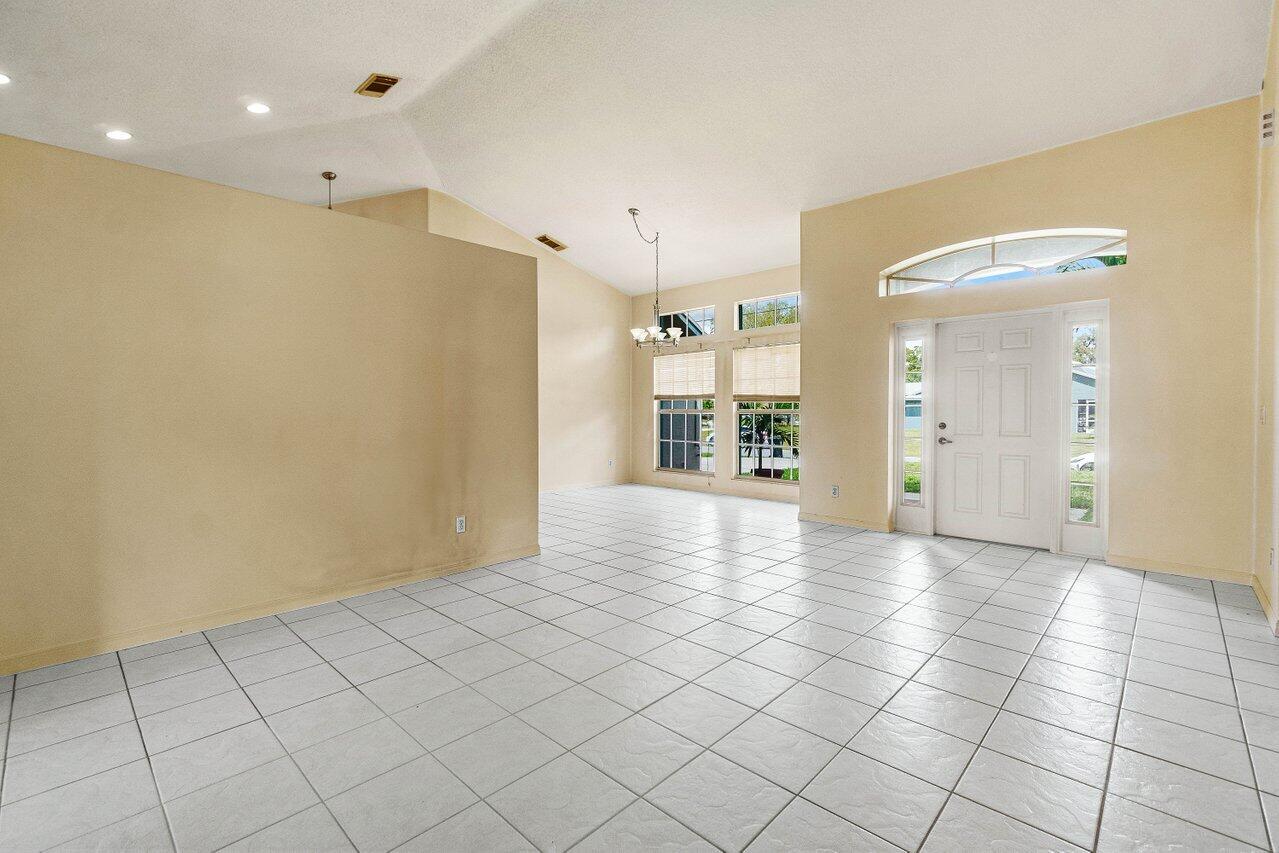 1752 SW Lexington Drive