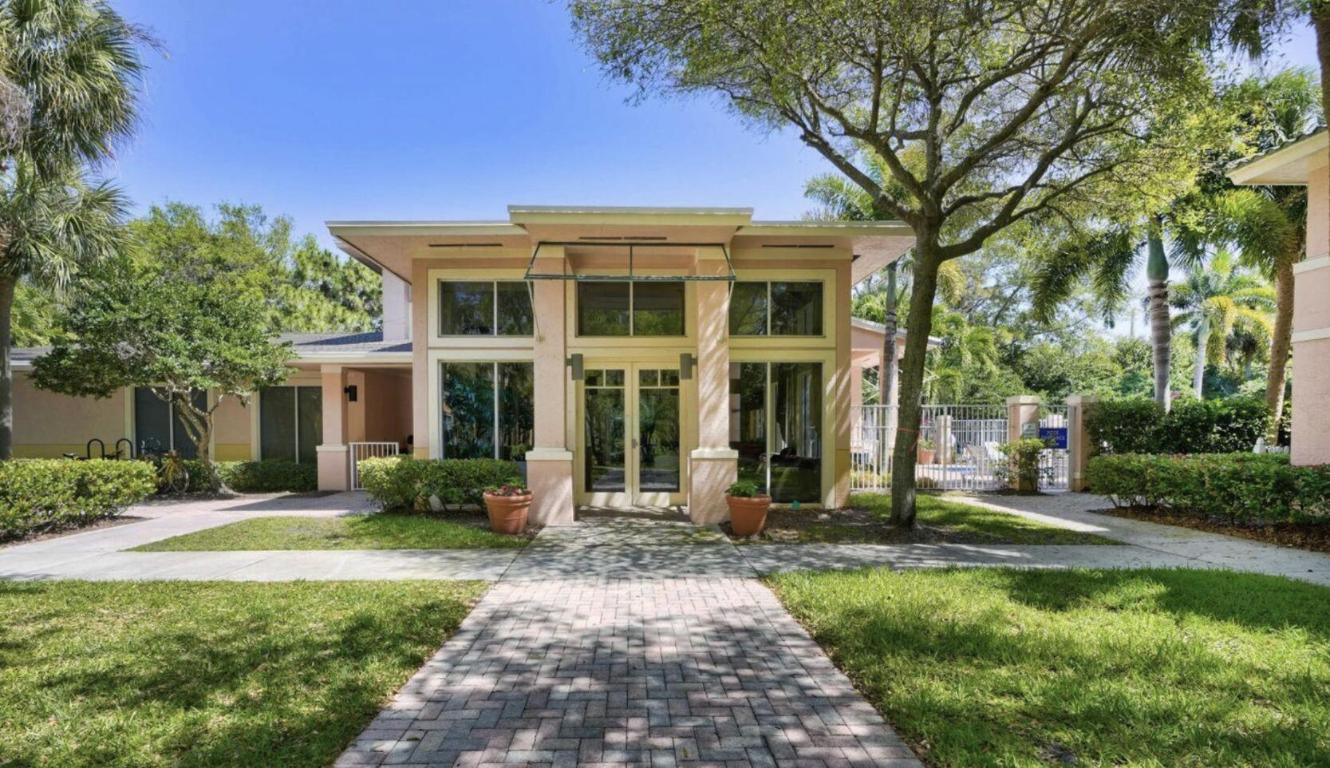 1209 Main Street 202