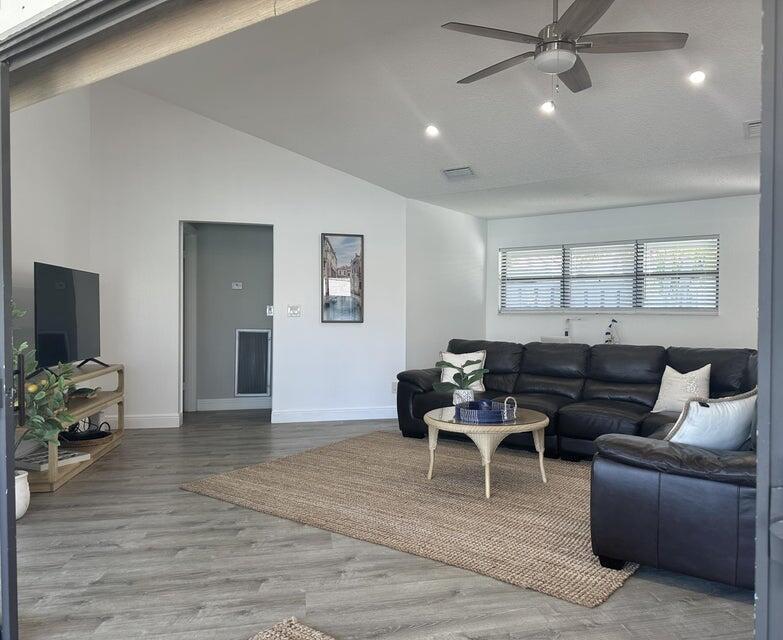 1127 E Seminole Avenue 29a