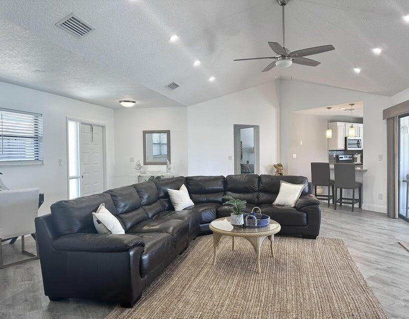 1127 E Seminole Avenue 29a