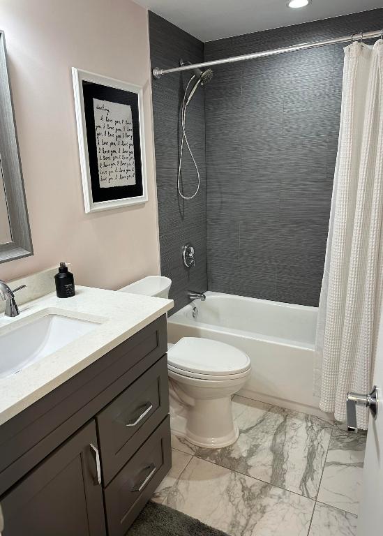 52 Yacht Club Drive 402