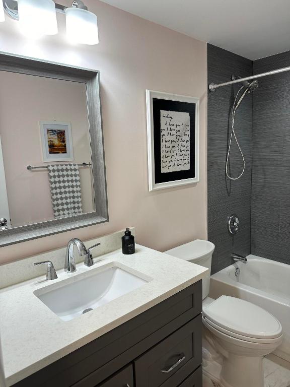 52 Yacht Club Drive 402