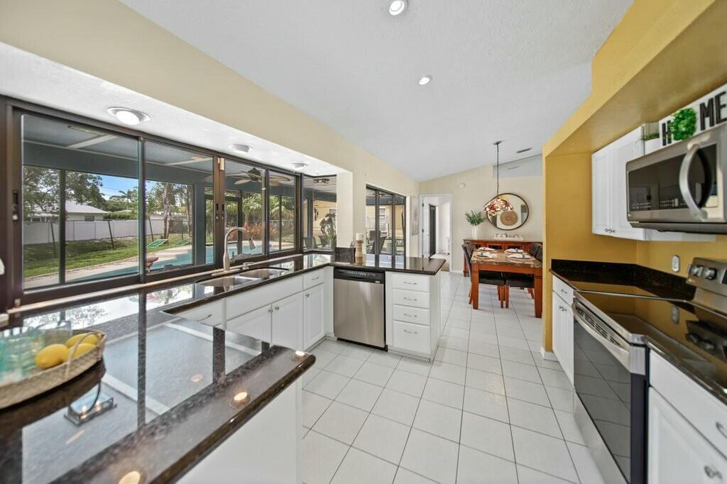 870 SW Gardens Boulevard