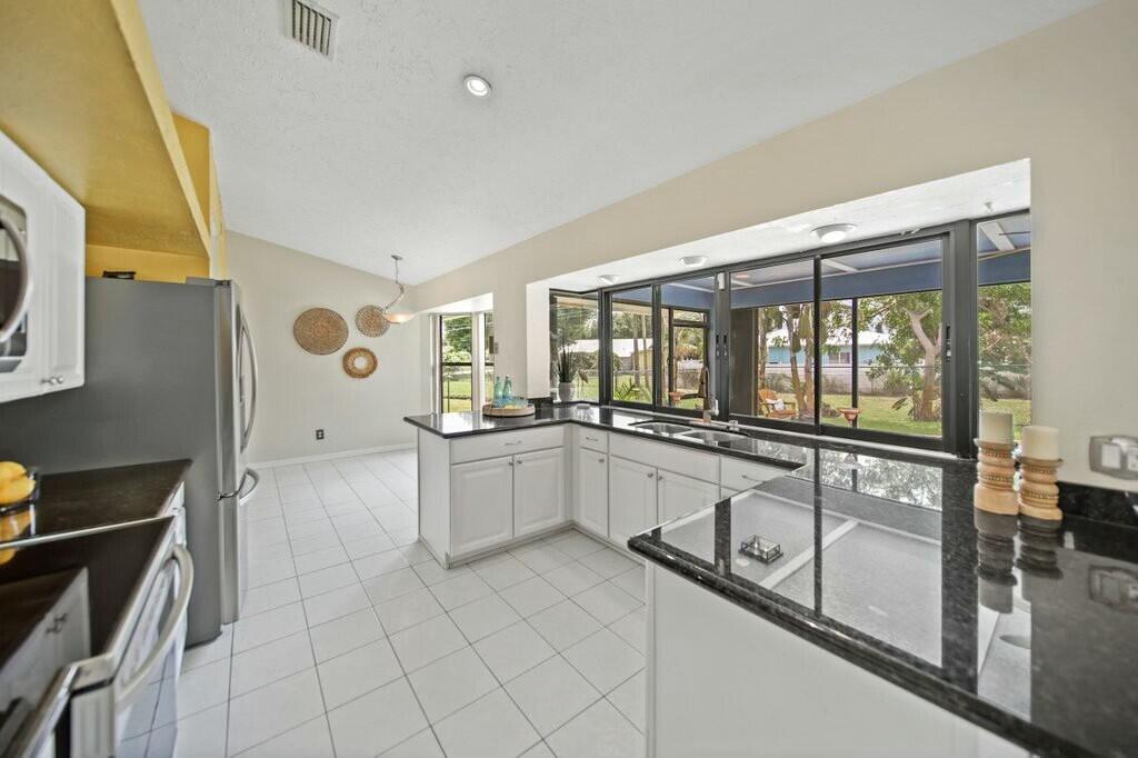 870 SW Gardens Boulevard