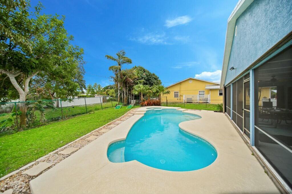 870 SW Gardens Boulevard