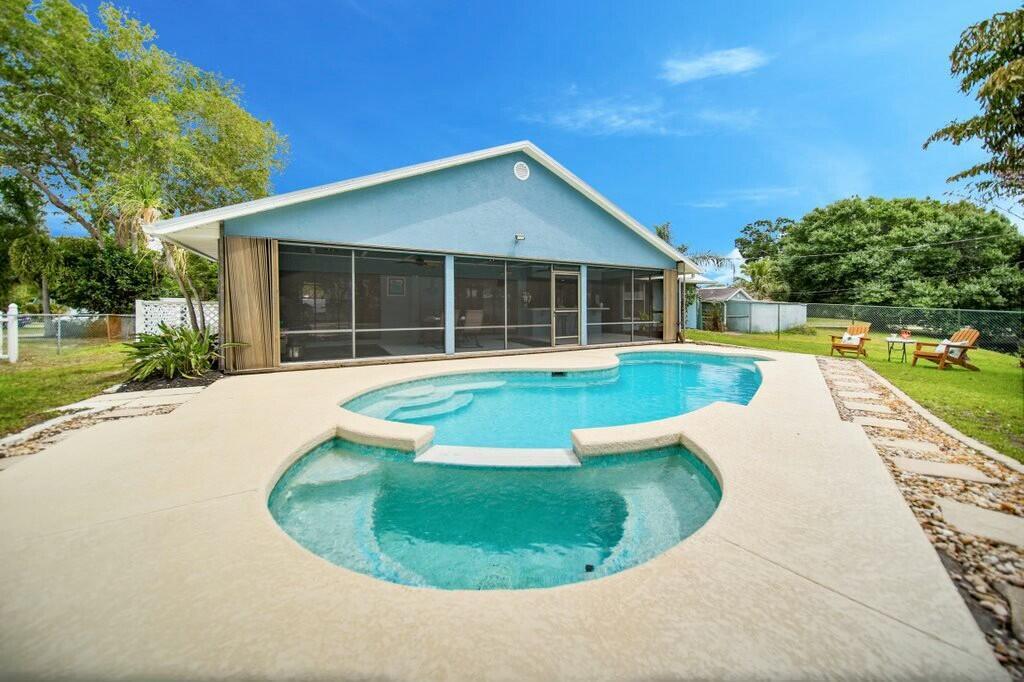 870 SW Gardens Boulevard