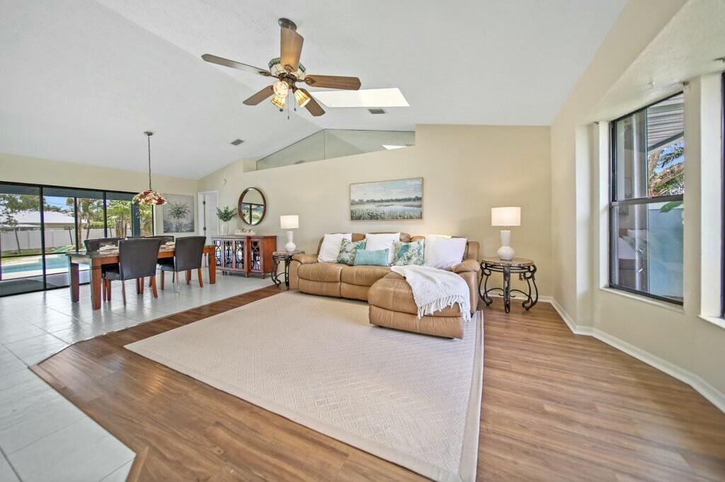 870 SW Gardens Boulevard