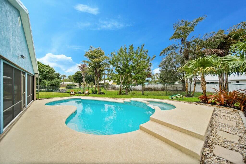 870 SW Gardens Boulevard