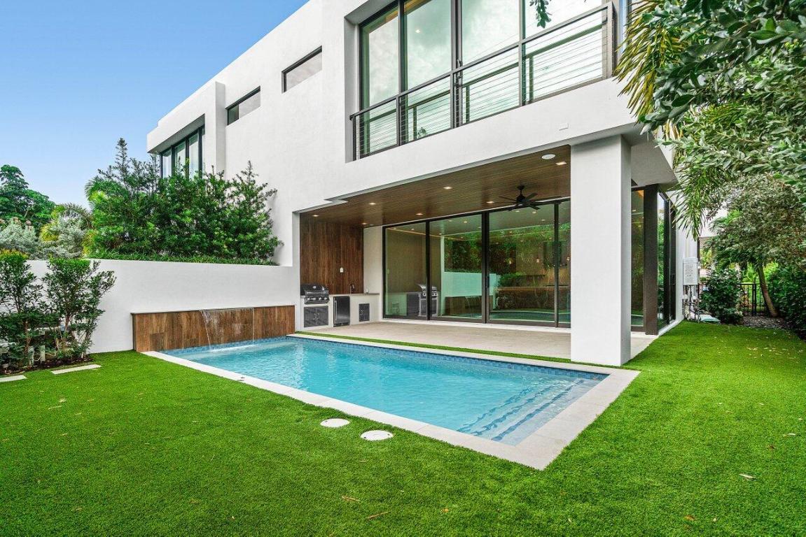 326 NE Wavecrest Way