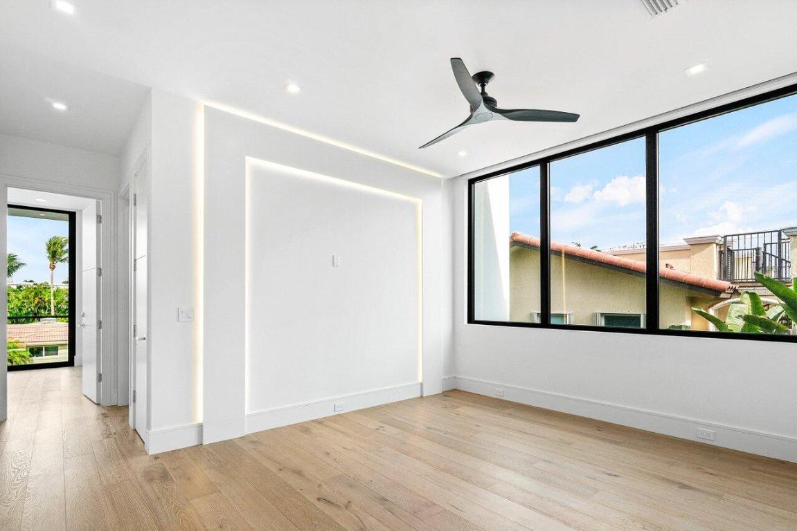 326 NE Wavecrest Way