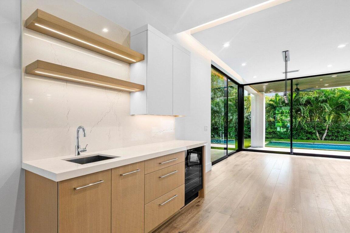 326 NE Wavecrest Way