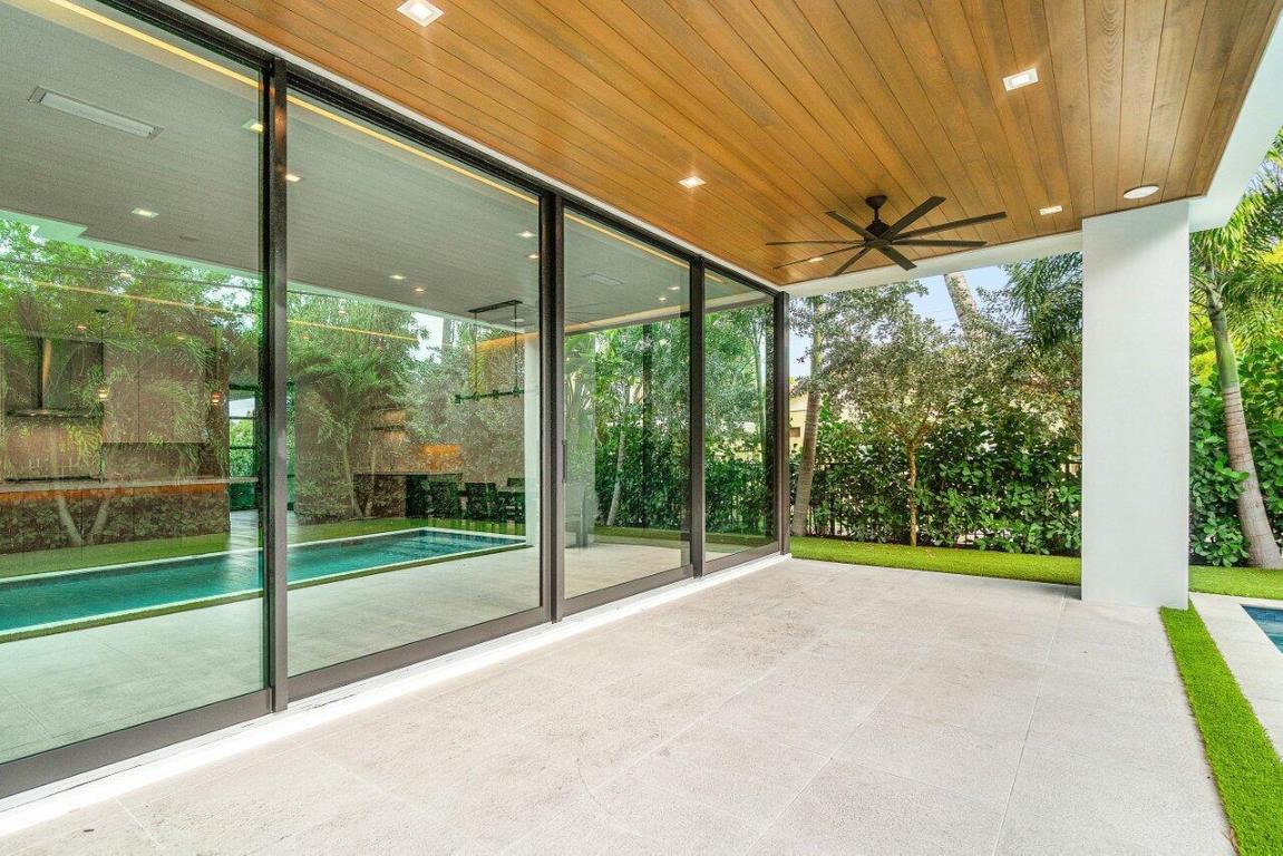 326 NE Wavecrest Way