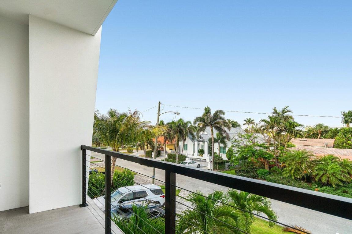 326 NE Wavecrest Way