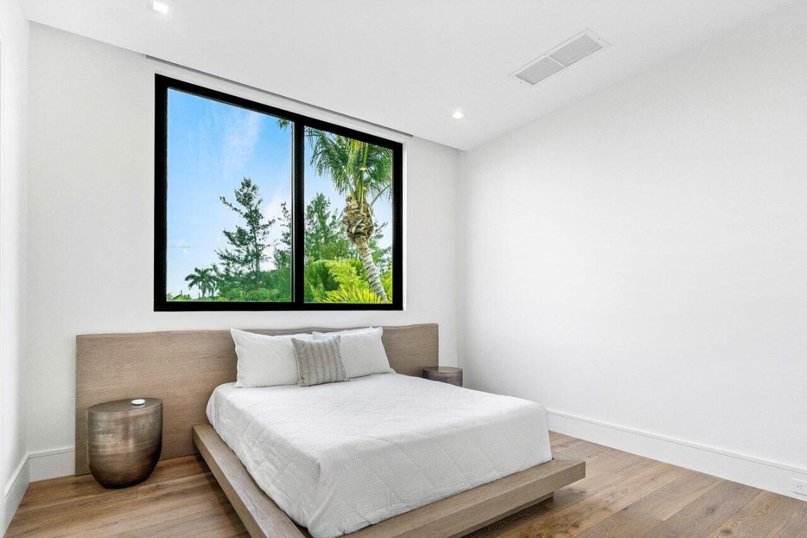 326 NE Wavecrest Way