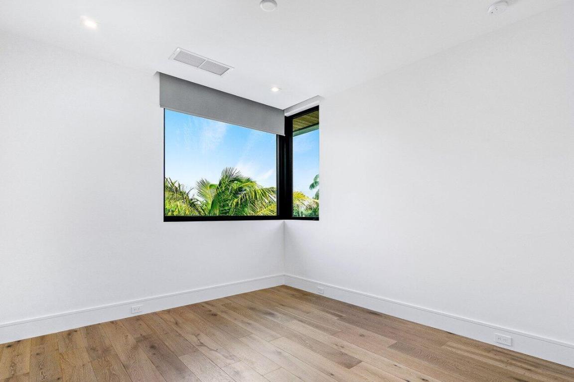 326 NE Wavecrest Way