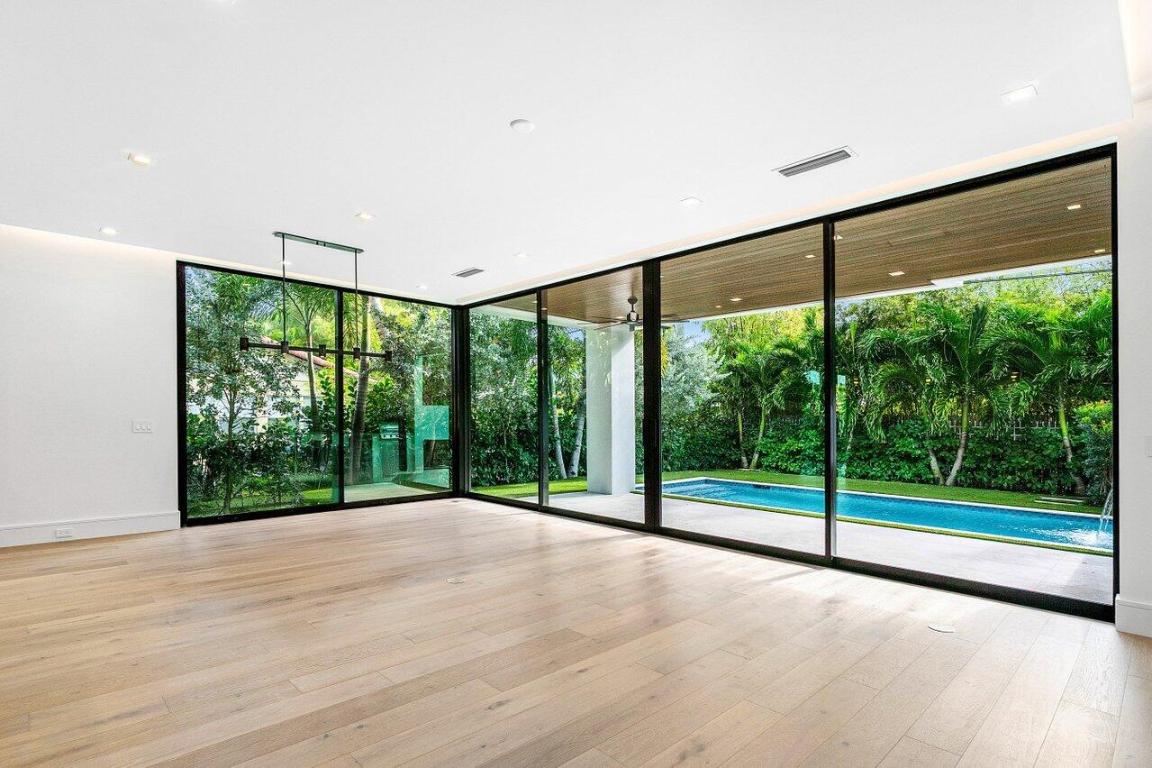 326 NE Wavecrest Way