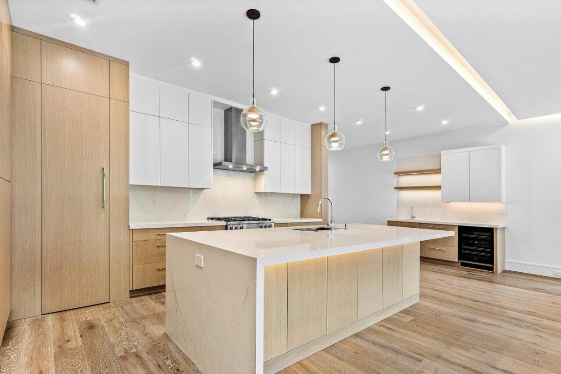 326 NE Wavecrest Way