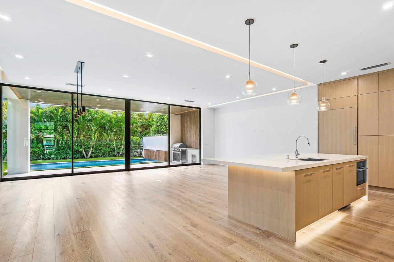 326 NE Wavecrest Way