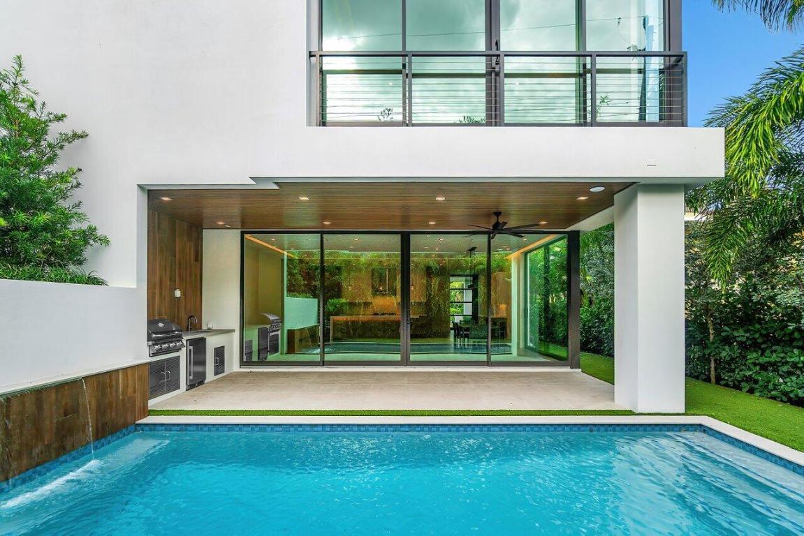 326 NE Wavecrest Way