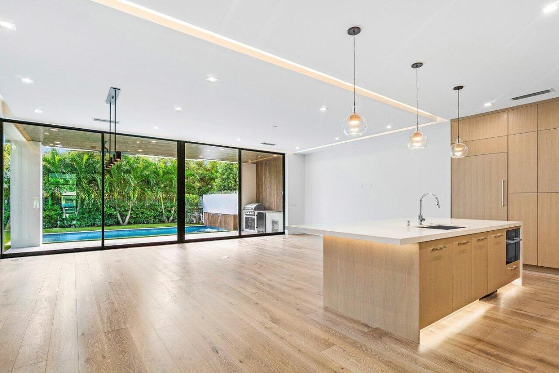 326 NE Wavecrest Way