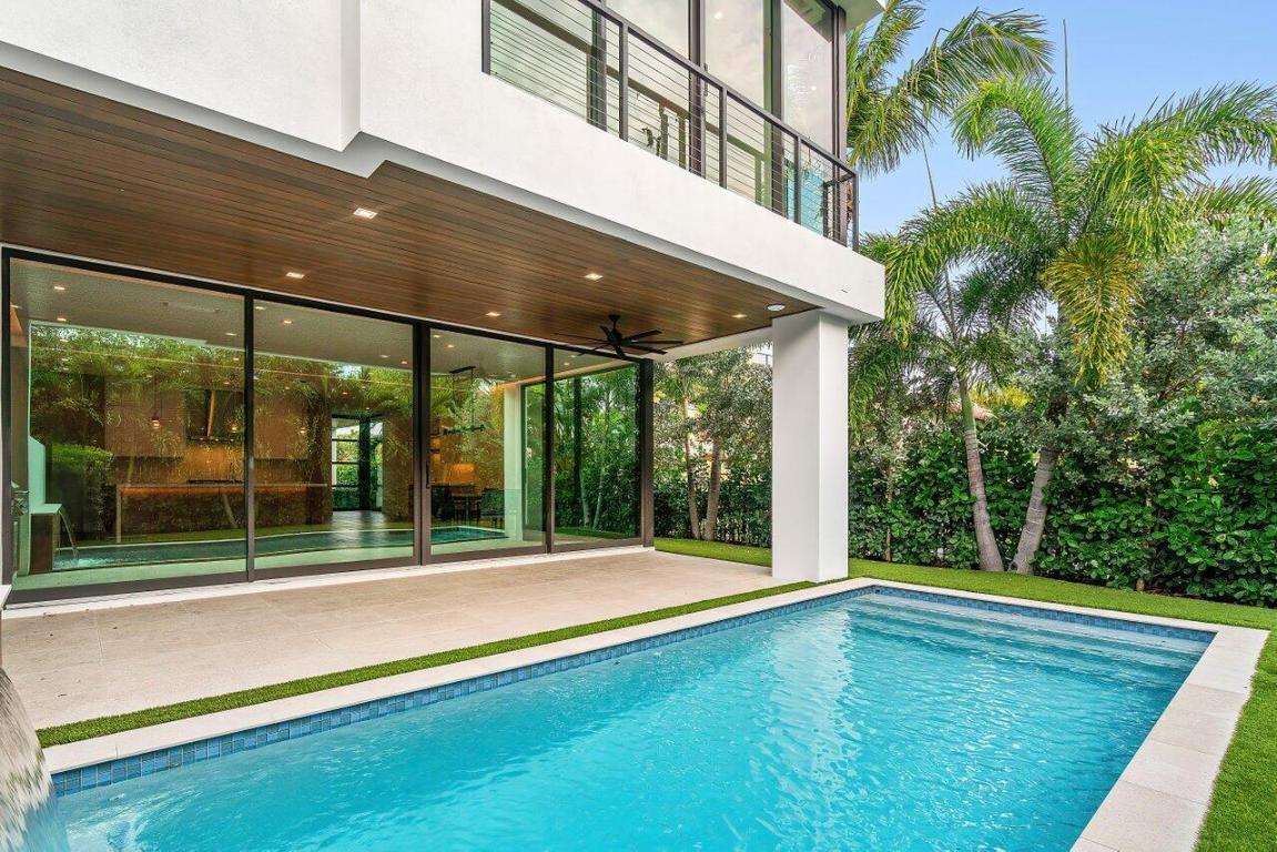 326 NE Wavecrest Way