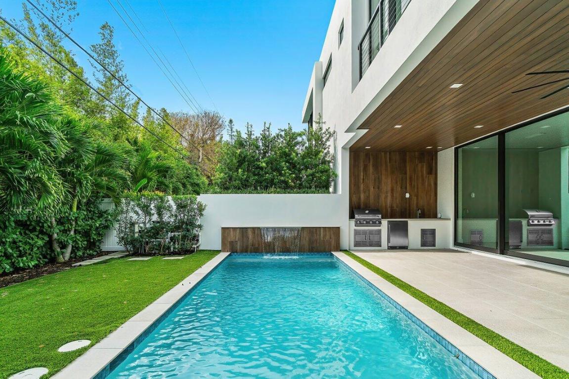 326 NE Wavecrest Way