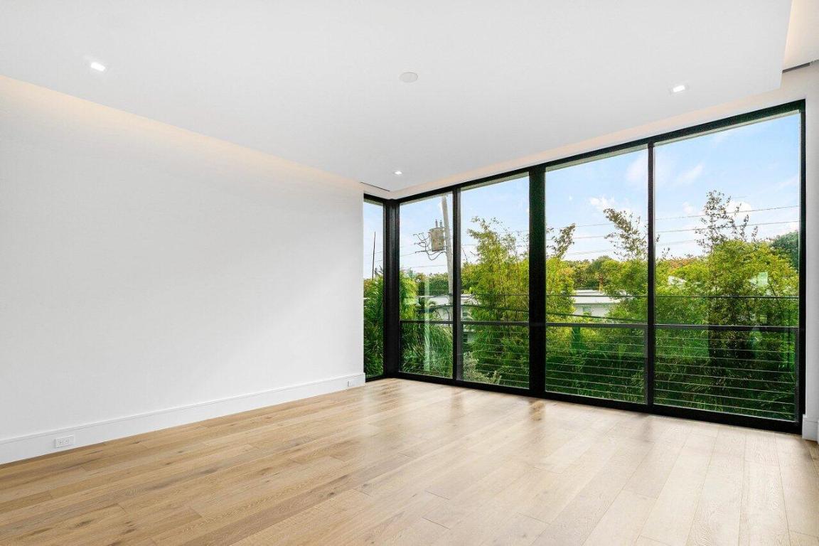 326 NE Wavecrest Way