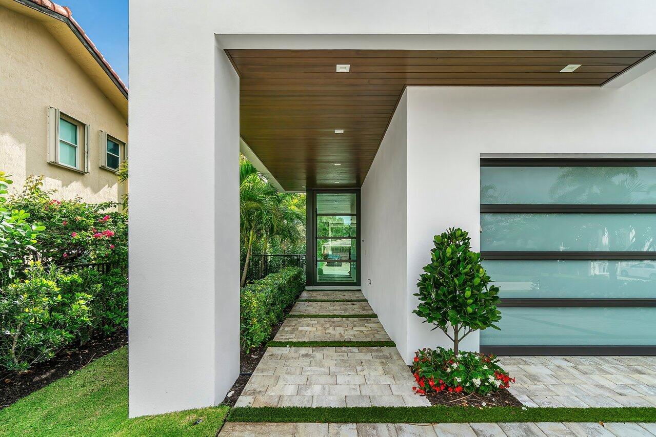 326 NE Wavecrest Way