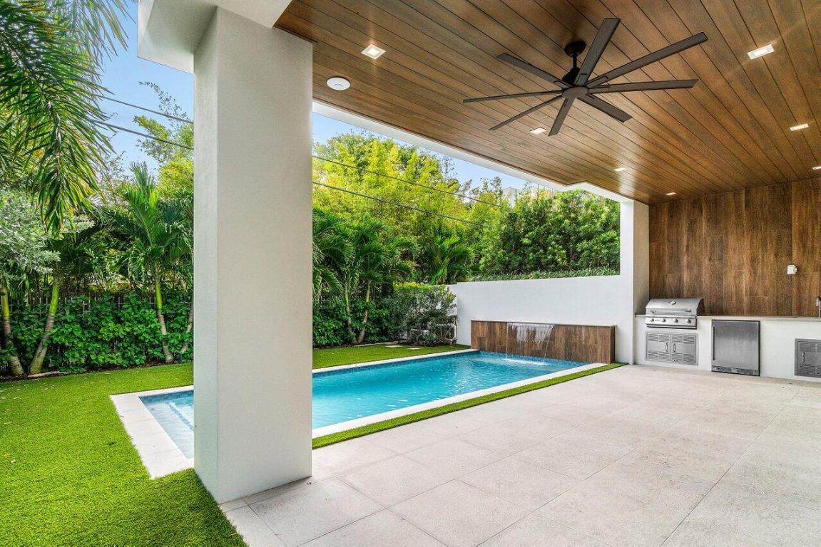 326 NE Wavecrest Way