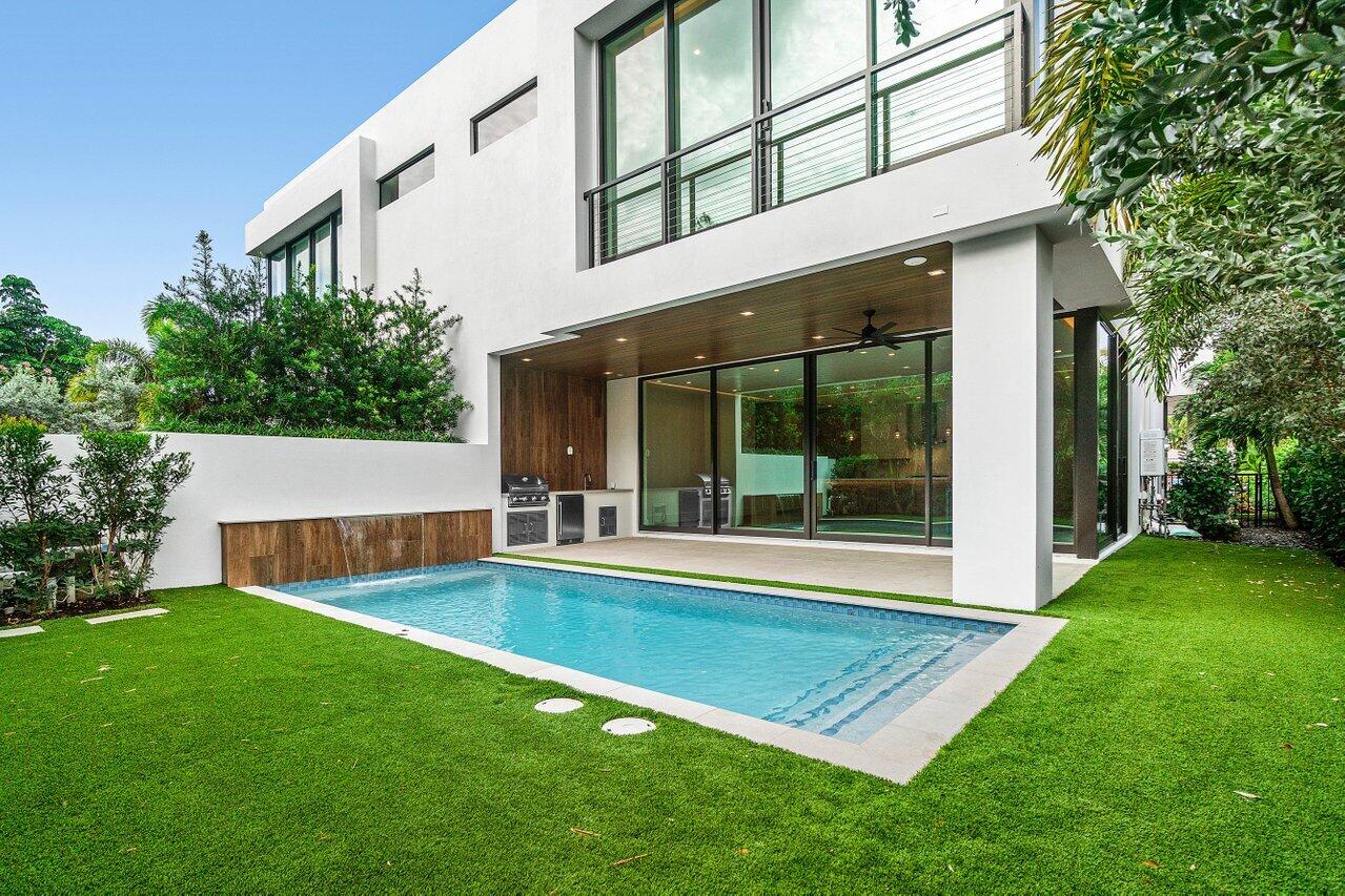 326 NE Wavecrest Way