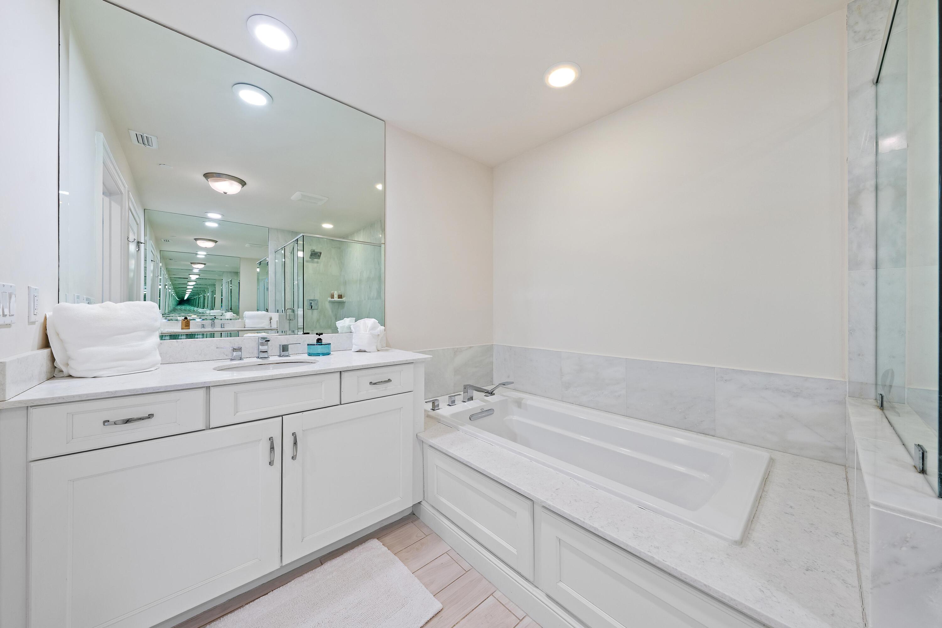 432 Bay Colony Drive N