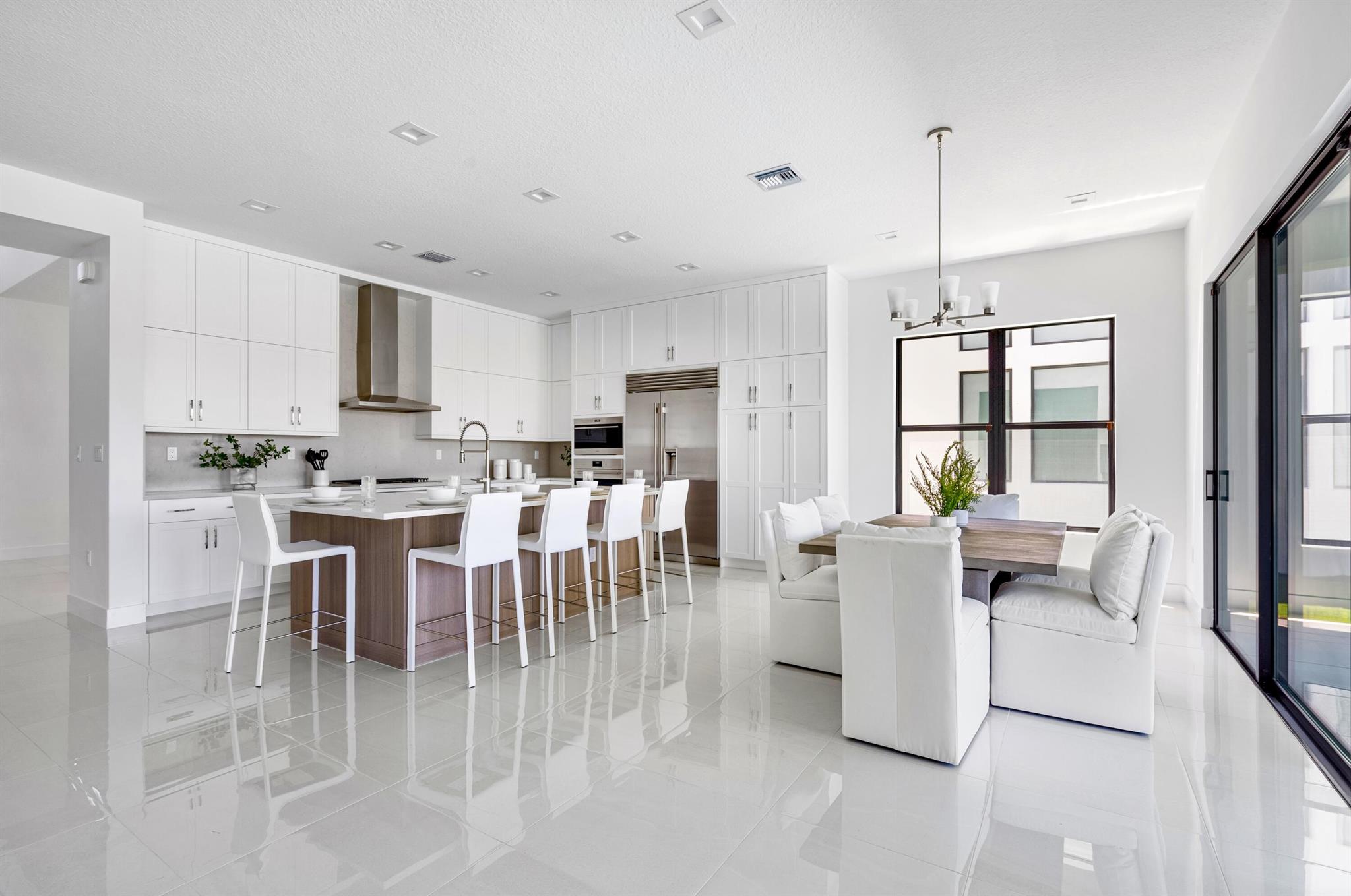 9435 Royal Woods Manor