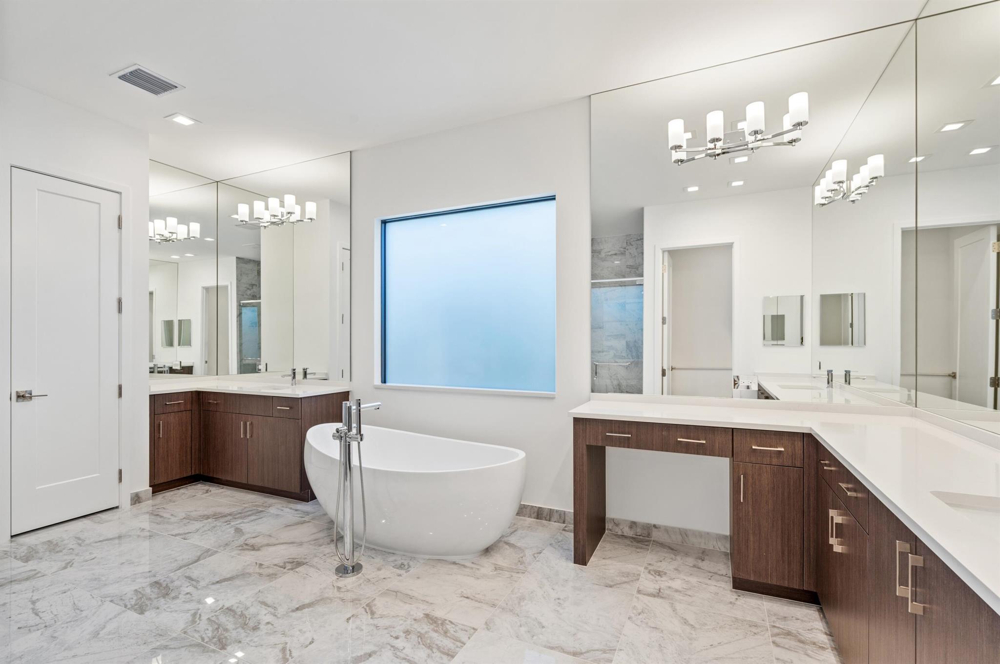 9435 Royal Woods Manor