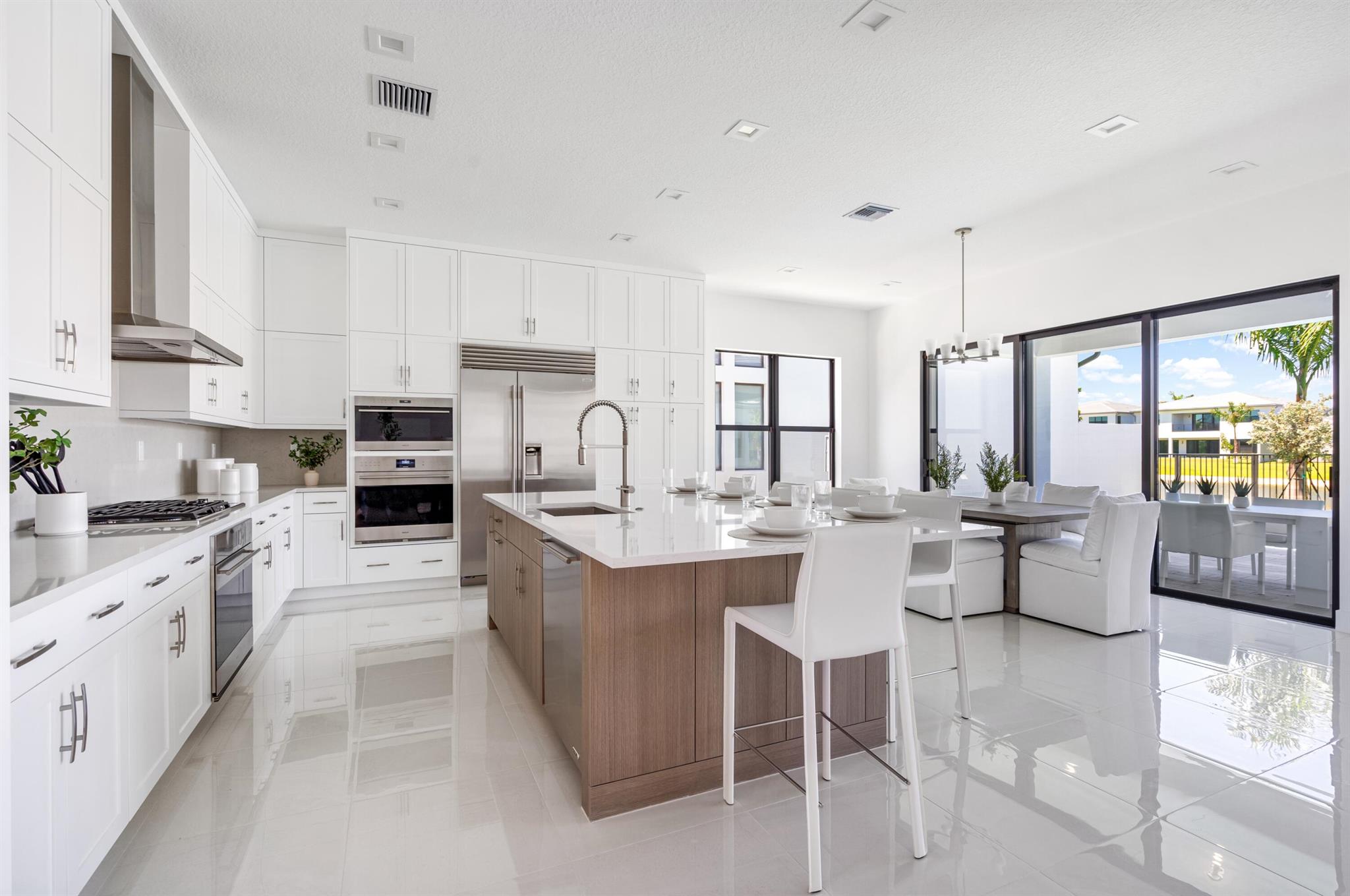 9435 Royal Woods Manor