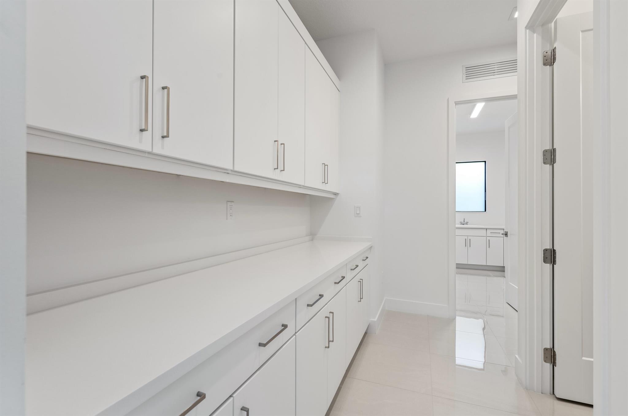 9435 Royal Woods Manor