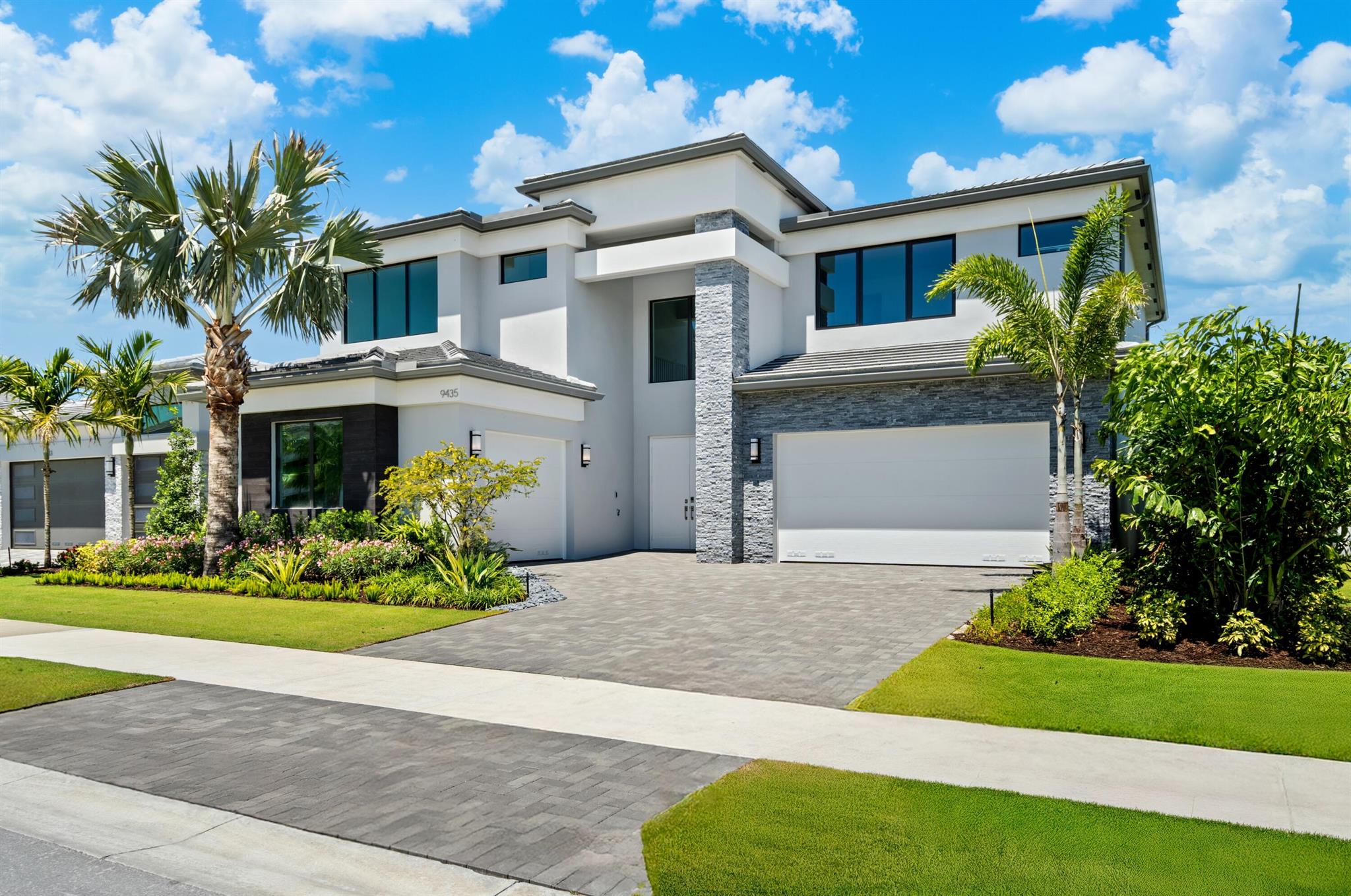 9435 Royal Woods Manor