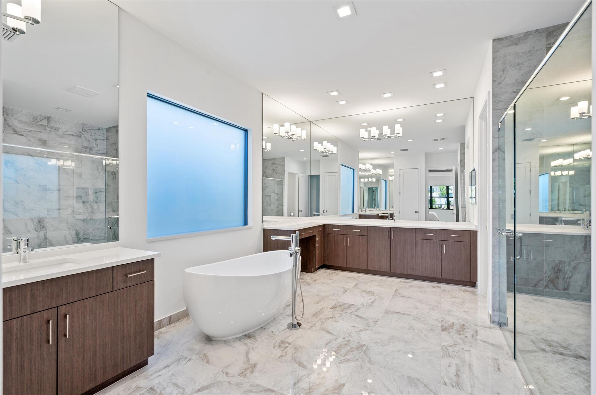 9435 Royal Woods Manor