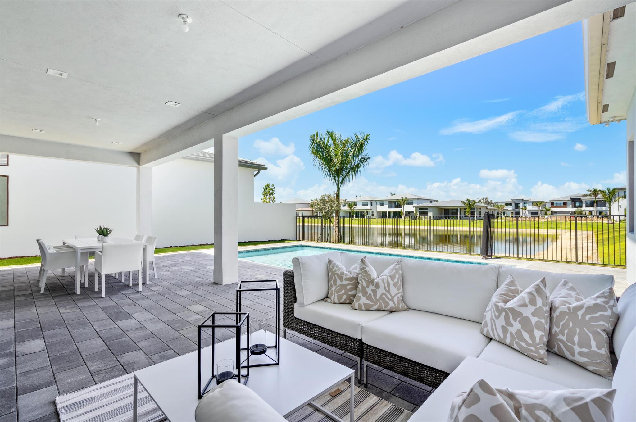 9435 Royal Woods Manor