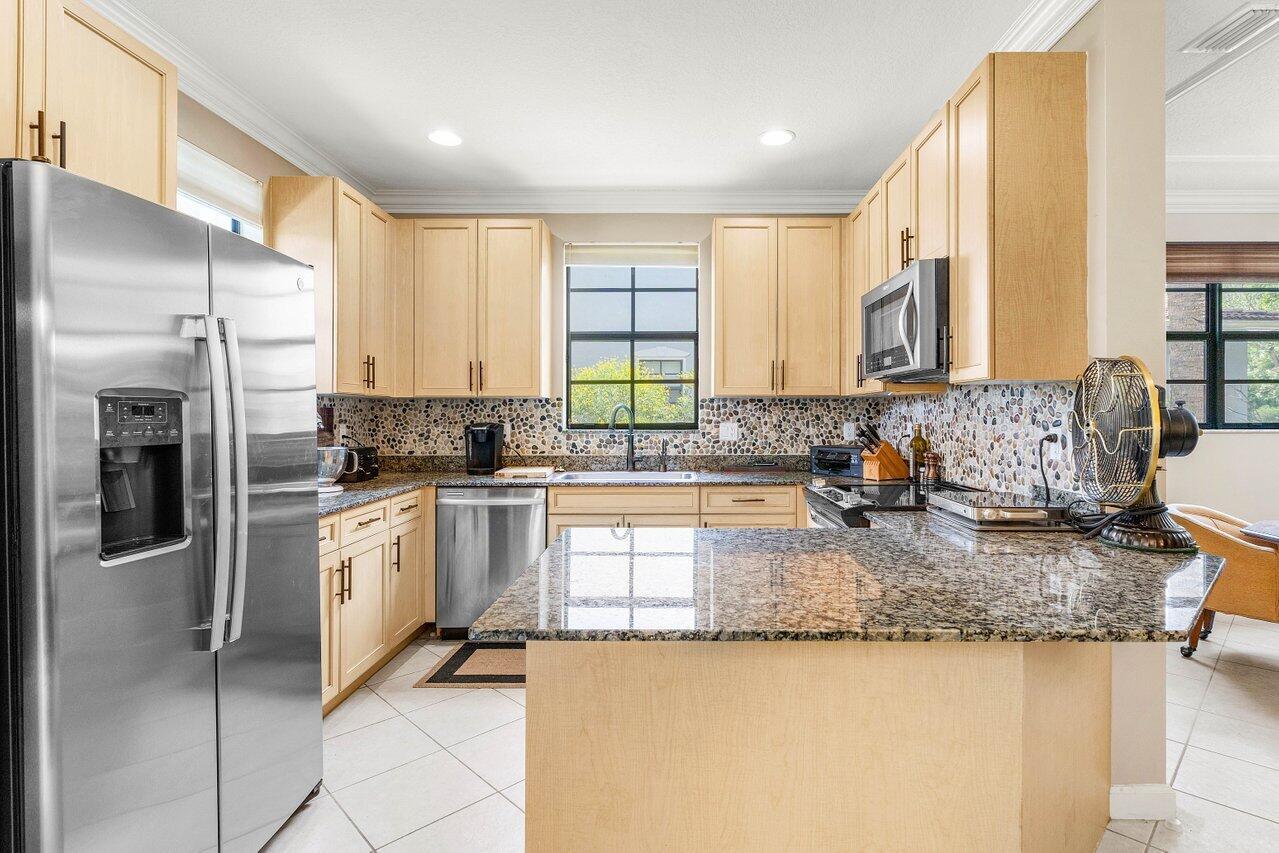 223 W Chrystie Circle